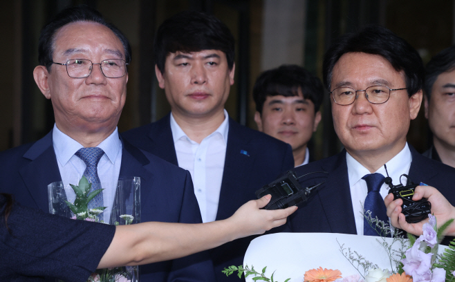 무죄 확정받은 황운하-송철호<YONHAP NO-4581>