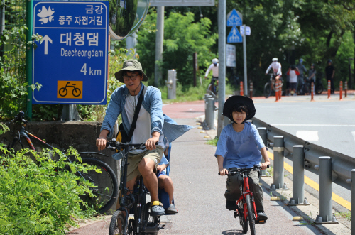 아빠와 함께하는 자전거 여행<YONHAP NO-2394>