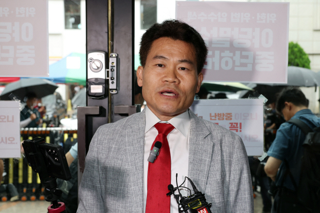 입장 밝히는 전한길<YONHAP NO-4222>