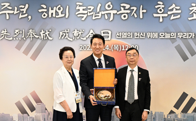 사진1. 오세훈 서울시장이 14일(목) 독립운동가 후손 초청 간담회에서 이소심 여사(왼쪽)와 유수동 선생(오른쪽)과 기념사진을 촬영하고 있다.