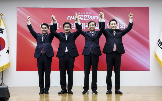 기념촬영하는 당 대표 후보들<YONHAP NO-5036>