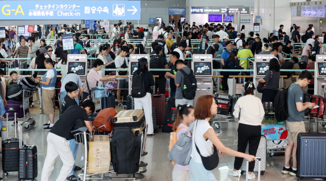 북적이는 인천공항<YONHAP NO-2619>