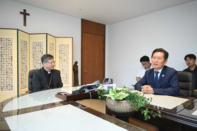 정순택 대주교 예방하는 정청래 대표<YONHAP NO-5332>