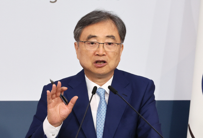 외교현안 답하는 조현 장관<YONHAP NO-3897>