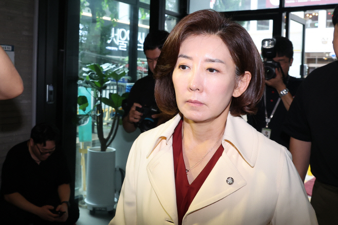 압수수색 중인 당사로 들어가는 나경원 의원<YONHAP NO-3060>