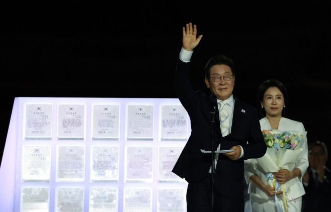 이재명 대통령 부부, '빛의 임명장' 수여한 국민께 감사