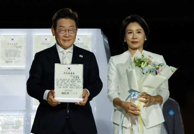 이재명 대통령 부부, '빛의 임명장' 수여한 국민께 감사