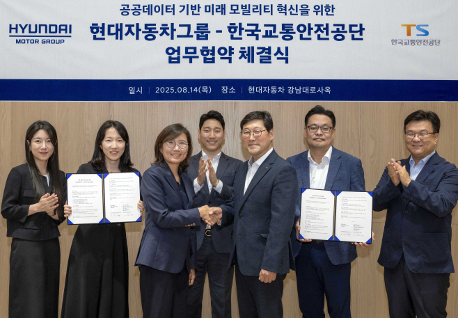 (사진2) 업무협약식에서 (앞줄 왼쪽부터) 현대차·기아 모빌리티사업실장 김수영 상무, 한국교통안전공단 모빌리티교통안전본부장 민승기 이사가 악수하는 모습