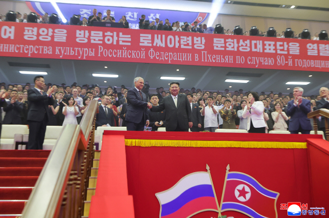 러시아의 경축사절들 경축공연 진행...김정은 관람<YONHAP NO-1684>