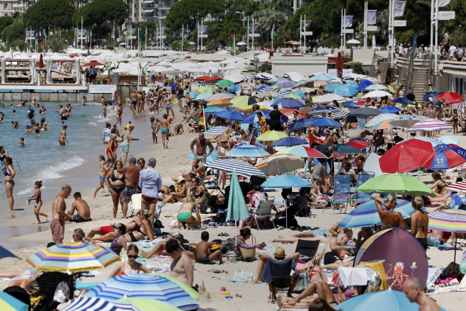 FRANCE WEATHER BEACH <YONHAP NO-0647> (EPA)