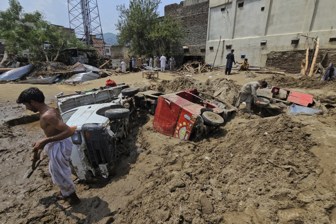 Pakistan Flash Floods <YONHAP NO-3490> (AP)