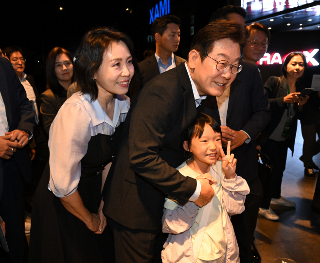 영화관람 마친 이재명 대통령 부부