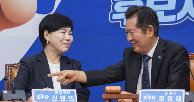 대화하는 정청래 대표와 전현희 최고위원<YONHAP NO-2424>