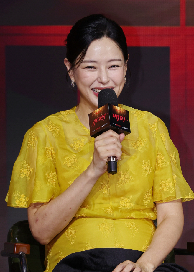 인사말하는 이하늬