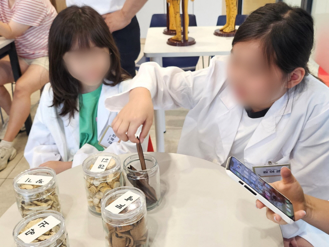 [사진설명] 인천자생한방병원 진로직업체험 프로그램에 참여한 학생들이 한약재를 만지고 있다