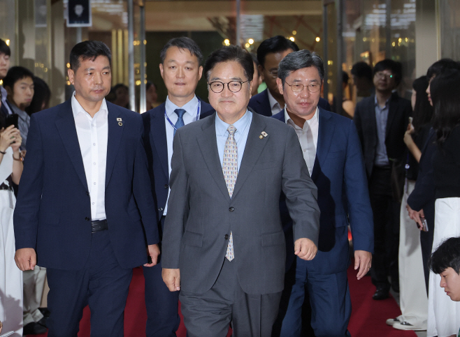 국회의장실 들어서는 우원식 의장<YONHAP NO-2952>