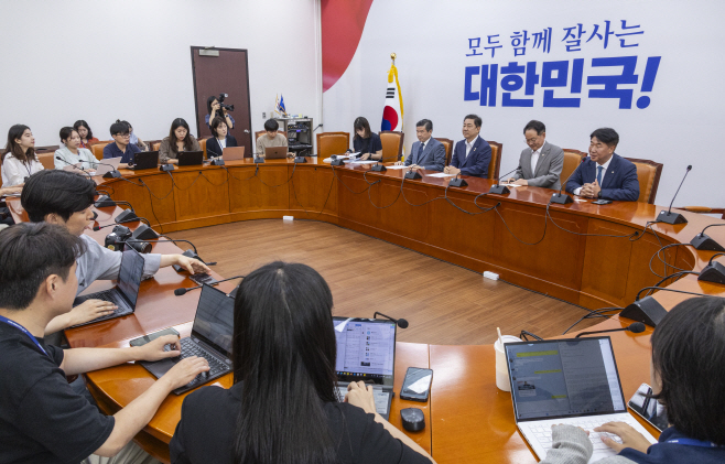 제임스 김 주한 미국상공회의소 회장에게 인사말...<YONHAP NO-2899>