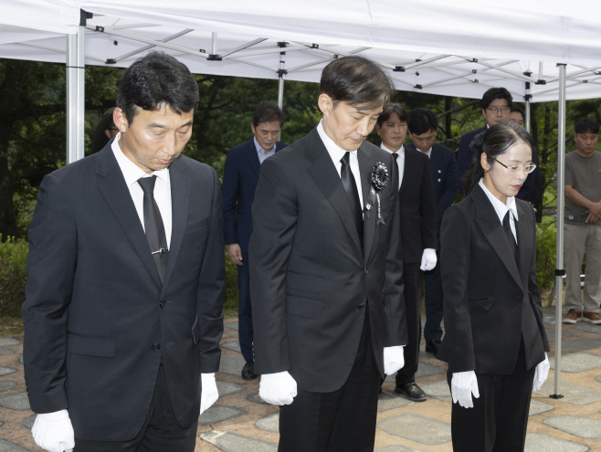조국 전 대표, 김대중 전 대통령 묘역 묵념<YONHAP NO-3541>