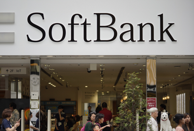Japan Earns SoftBank Group <YONHAP NO-4314> (AP)