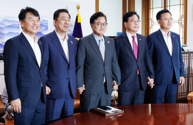 국회의장 주재 여야 원내대표 회동<YONHAP NO-3779>