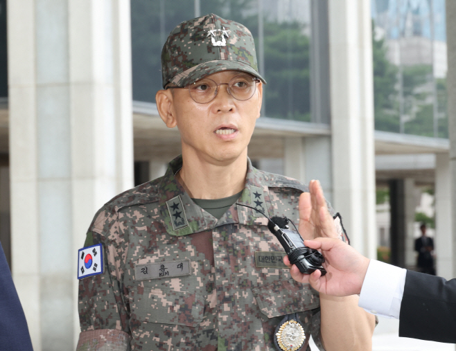 답변하는 김용대 드론작전사령관<YONHAP NO-2161>