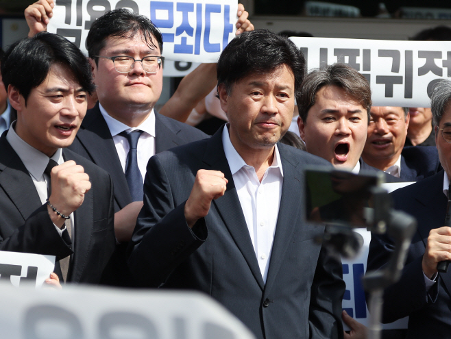 보석 석방된 김용 전 부원장<YONHAP NO-2607>