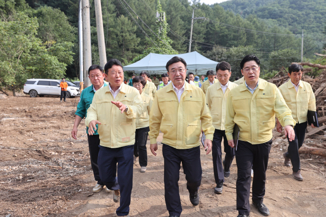(가)가평군, 수해 복구 한 달… “상처 깊지만 빠른 회복 중”5[서태원 가평군수(사진 맨 왼쪽)가 지난 8월 1일 가평군 수해현장을 방문한 윤호중 행정안전부장관(가운데)에게 피해현장을 설명하고 있다]