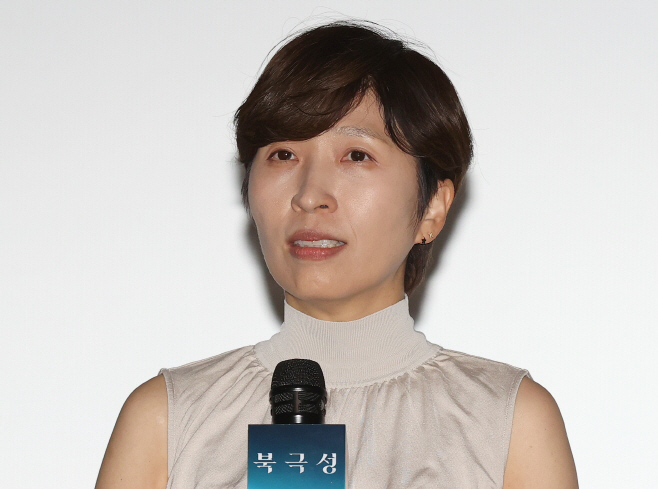 인사말하는 정서경 작가