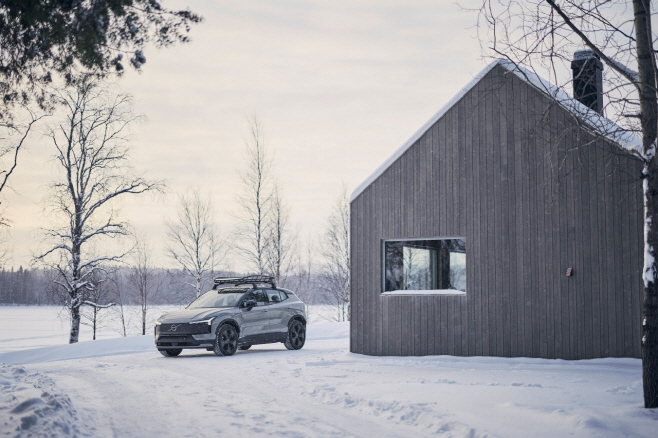 batch_339594_Volvo_EX30_Cross_Country_with_Swedish_winter_cabin
