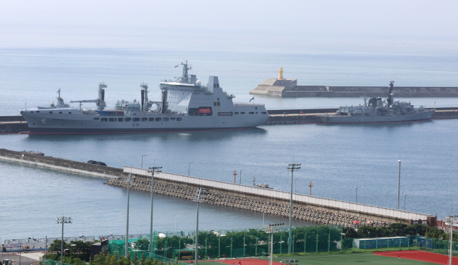 부산 찾은 영국 해군…호위함·군수지원함 입항<YONHAP NO-2561>
