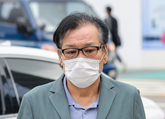 영장심사 포기한 건진법사 전성배 씨, 특검 인치