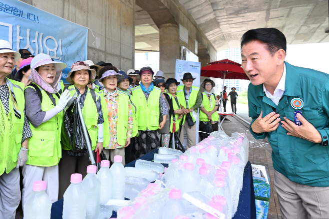1.노인복지과(의정부시, '오아-시원!' 얼음물 나눔으로 어르신 폭염 대응)2