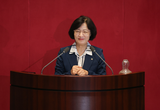 법사위원장 당선 인사하는 추미애 의원<YONHAP NO-2051>