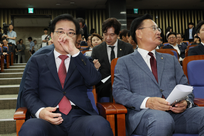 의총 참석한 송언석 비상대책위원장<YONHAP NO-1927>