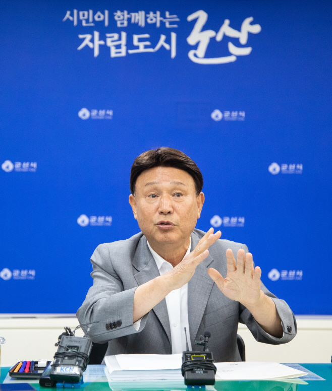 군산시[공보협력과]강임준군산시장기자브리핑(기자들의질문에답변하는강임준군산시장)[추가사진자료]
