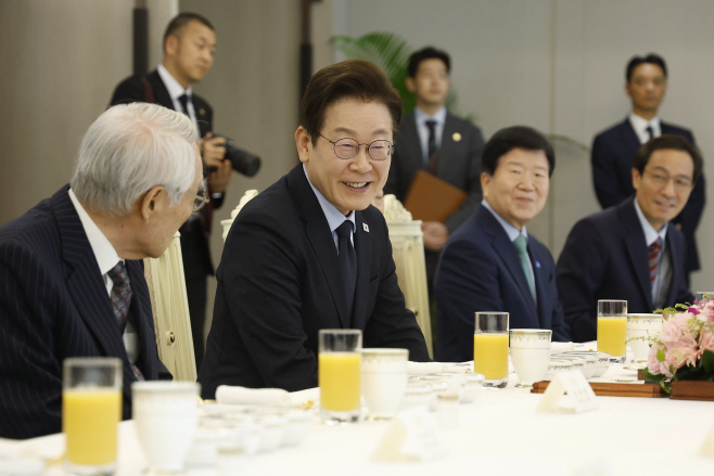 이재명 대통령과 민주당 상임고문단<YONHAP NO-2741>