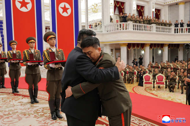 북, 파병대원에 국가표창 수여…김정은 