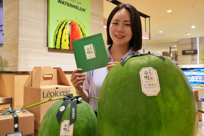 1. [롯데백화점] 서울시 중구 소공동 본점 지하 1층 식품관에서 모델이 무등산 수박과 옆에서 포즈를 취하고 있다