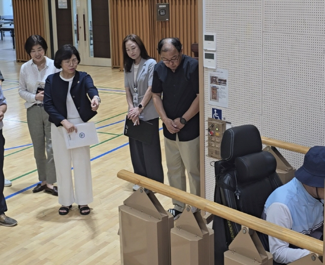 이애형 의원, 학교 체육관 무대 장애인 접근 편의시설 현장 점검