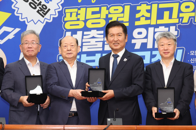 국회 탄핵소추단 법률대리인단 감사패 전달식<YONHAP NO-3428>