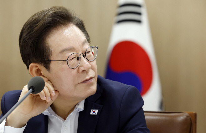 국가과학기술자문회의 의견 듣는 이재명 대통령