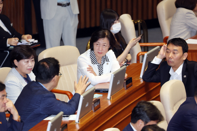 본회의 참석한 추미애 의원<YONHAP NO-4083>
