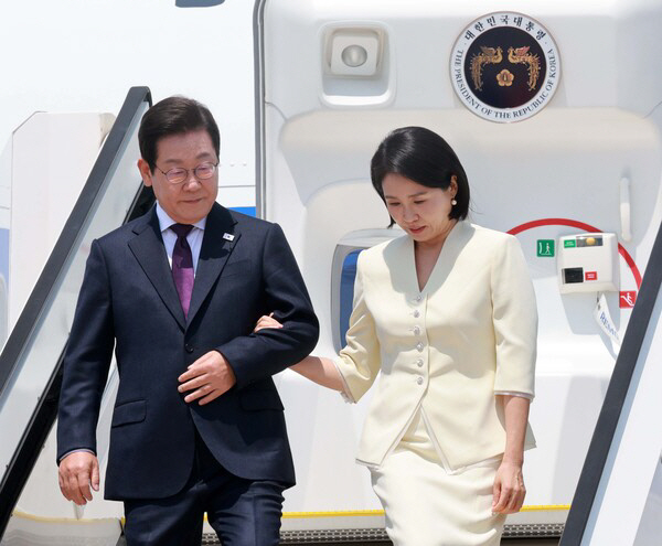 일본 도착한 이재명 대통령 부부<YONHAP NO-3015>