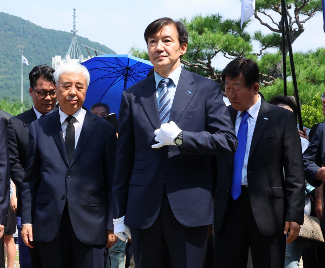 창당 선언했던 부산민주공원 찾은 조국<YONHAP NO-4043>