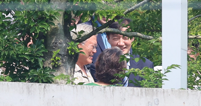 문재인 전 대통령 내외와 조국 위원장 '활짝'<YONHAP NO-4501>