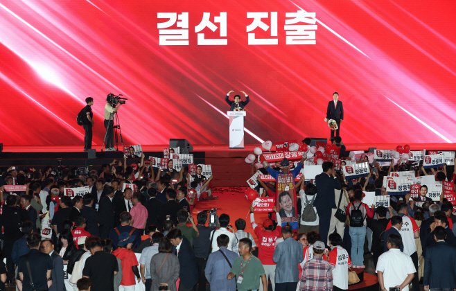 인사하는 김문수 후보<YONHAP NO-5398>
