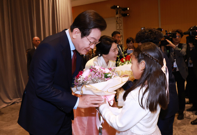 동포 만찬 간담회, 화동으로부터 꽃다발 받는 이...<YONHAP NO-2982>