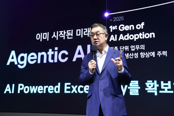 [사진2] 25일 LG CNS AX 미디어데이에서 LG CNS CEO 현신균 사장이 환영사를 하고 있는 모습