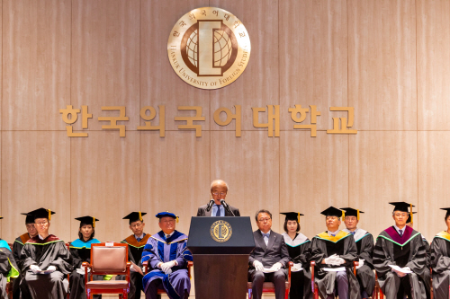 ‘샐러리맨의 신화’ 윤윤수 회장, 한국외대 졸업식 축사 ‘화제’