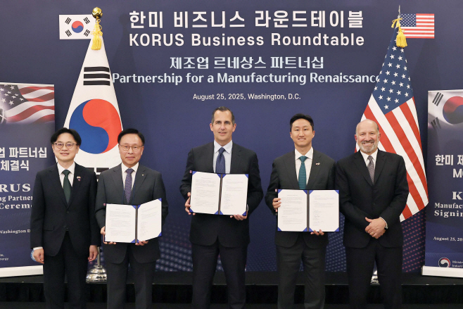 사진. HD현대가 25일(현지시각) 미국 워싱턴 DC에 위치한 윌라드 인터콘티넨탈 호텔에서 한미 조선산업 공동 투자 프로그램 조성을 위한 양해각서(MOU)를 체결했다.
